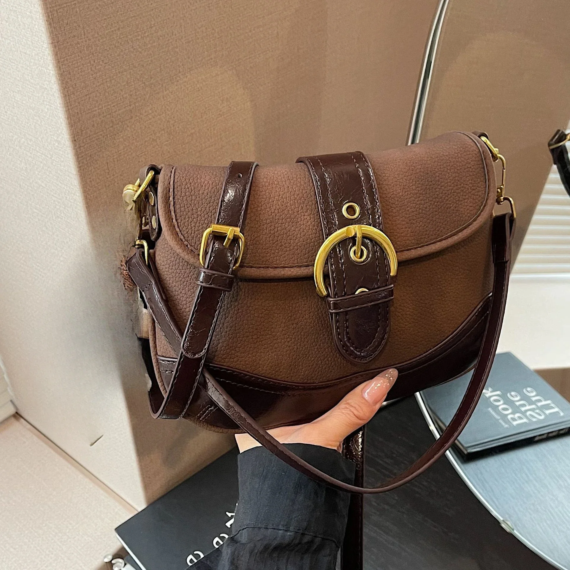 Spring 2025 New Retro Underarm Bag Women's Fashion French Patchwork Crossbody Bag Single Shoulder Baguette Bag
Spring 2025 New Retro Underarm Bag Women's Fashion French Patchwork Crossbody Bag Single Shoulder Baguette Bag