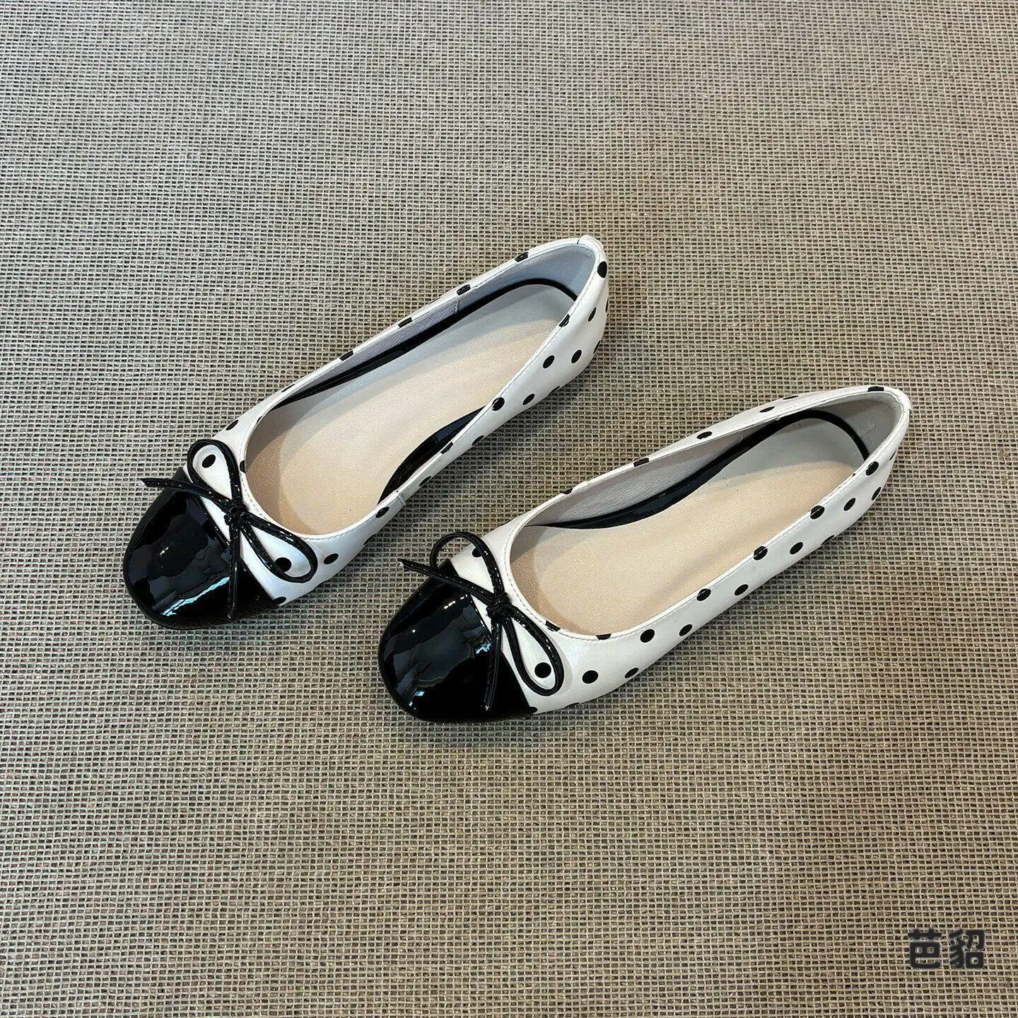 Soft Leather Polka Dot Ballet Flat Shoes Women's Commute round Head Soft Bottom Mary Janes Casual Footwear Fashionable Design
Soft Leather Polka Dot Ballet Flat Shoes Women's Commute round Head Soft Bottom Mary Janes Casual Footwear Fashionable Design