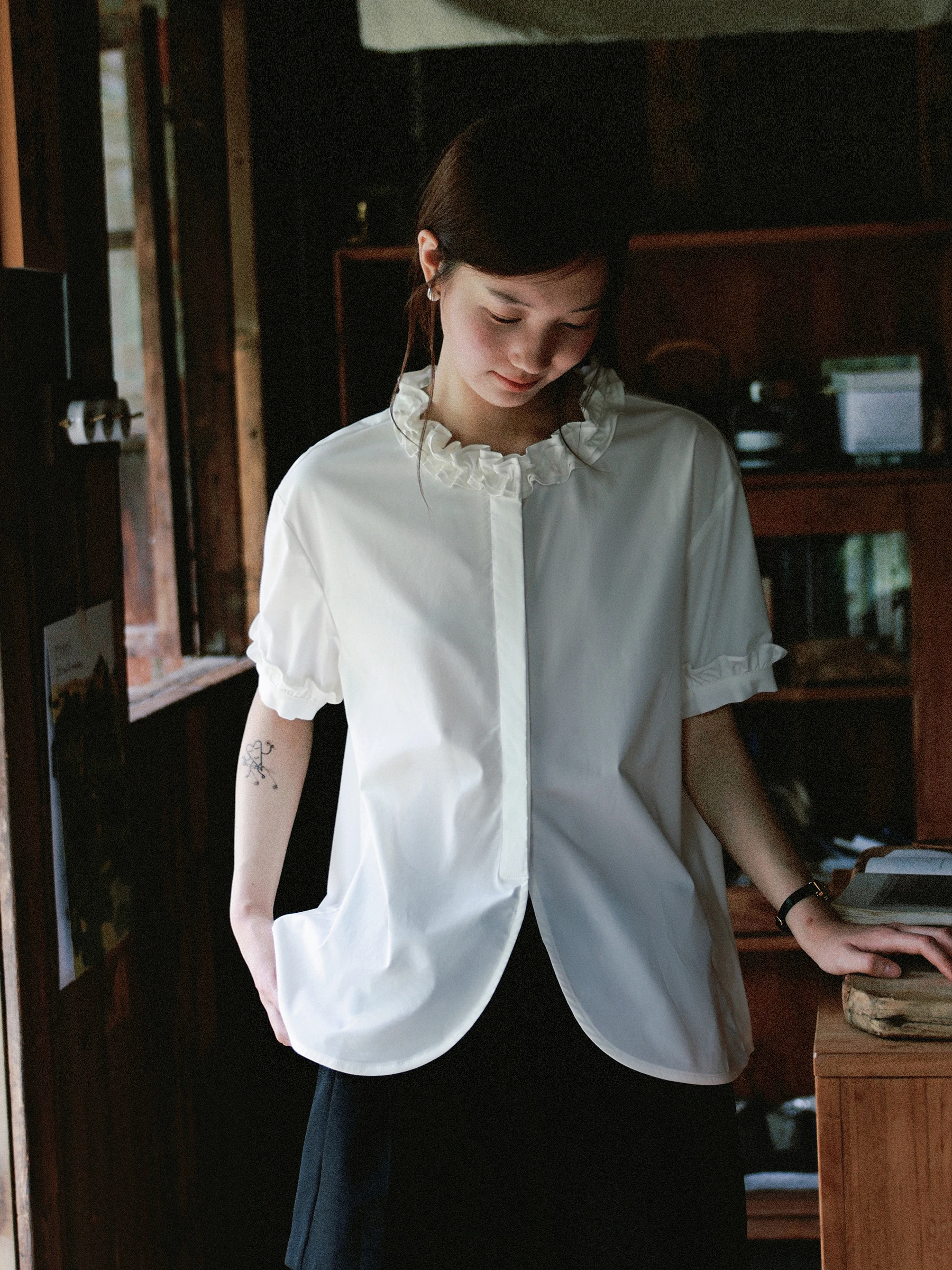 MUNNS RUIXI Wooden Collar White Shirt Bubble Sleeve Short Sleeve Top Elegant Design Gentle Style Loose Fit Women's Casual Shirt
MUNNS RUIXI Wooden Collar White Shirt Bubble Sleeve Short Sleeve Top Elegant Design Gentle Style Loose Fit Women's Casual Shirt