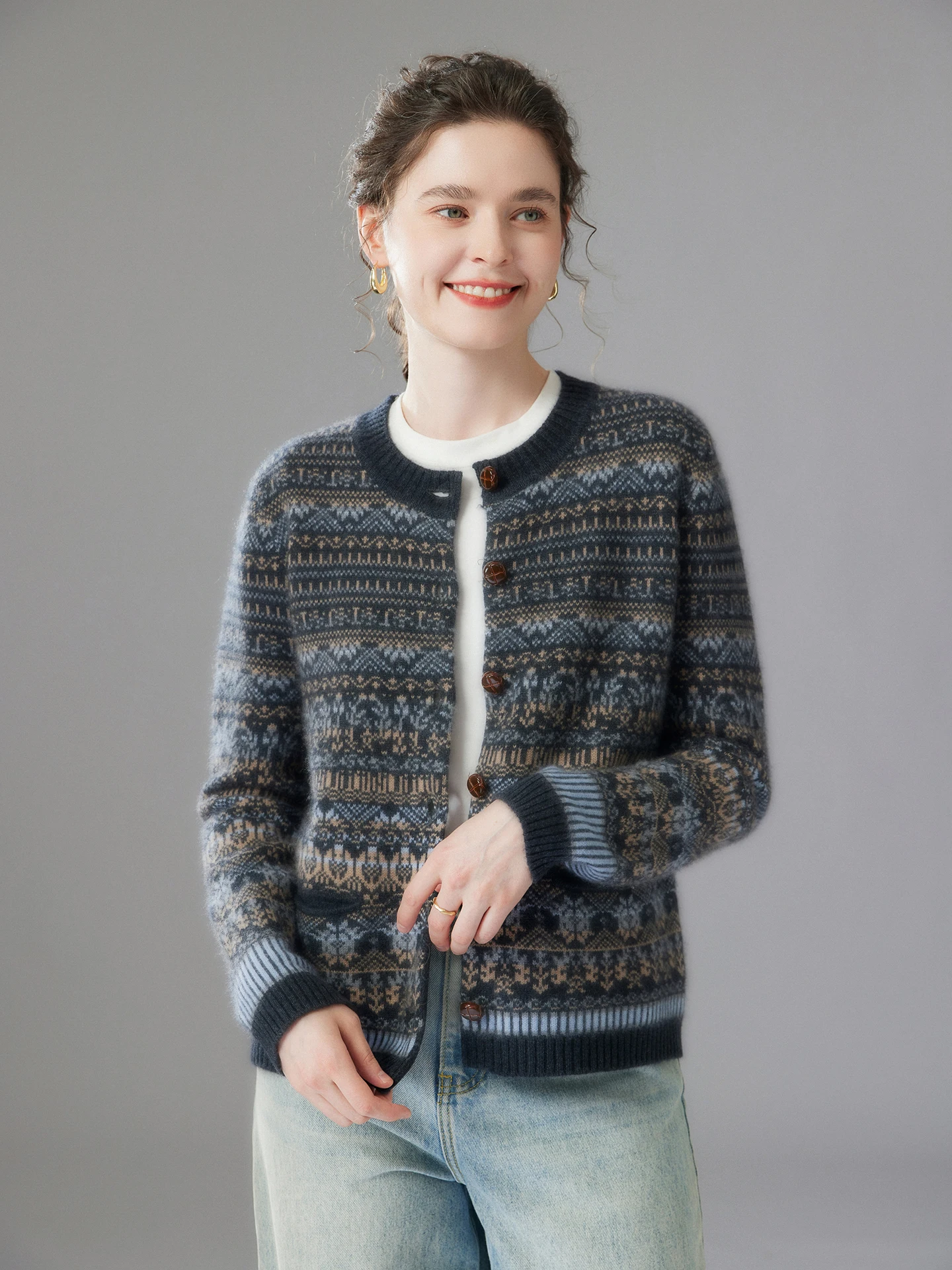 Autumn Winter Women's Cashmere Cardigan Sweater O-neck Fair Isle Clashing Color Retro Single Breasted Knitwear Sweater Elegant
Autumn Winter Women's Cashmere Cardigan Sweater O-neck Fair Isle Clashing Color Retro Single Breasted Knitwear Sweater Elegant