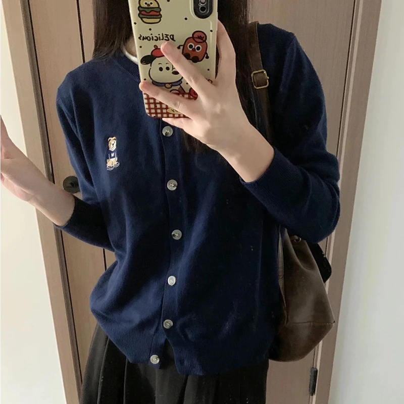 Женский кардиган с вышивкой серого медведя, новинка 2025, французский шикарный свободный вязаный свитер, повседневная осенняя верхняя одежда с длинными рукавами
Женский кардиган с вышивкой серого медведя, новинка 2025, французский шикарный свободный вязаный свитер, повседневная осенняя верхняя одежда с длинными рукавами