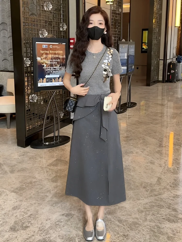 Elegant Heavy Design Short Sleeve T-Shirt And Fashion Split Skirt Two-Piece Set Summer Fashion Ensemble for Women
Elegant Heavy Design Short Sleeve T-Shirt And Fashion Split Skirt Two-Piece Set Summer Fashion Ensemble for Women