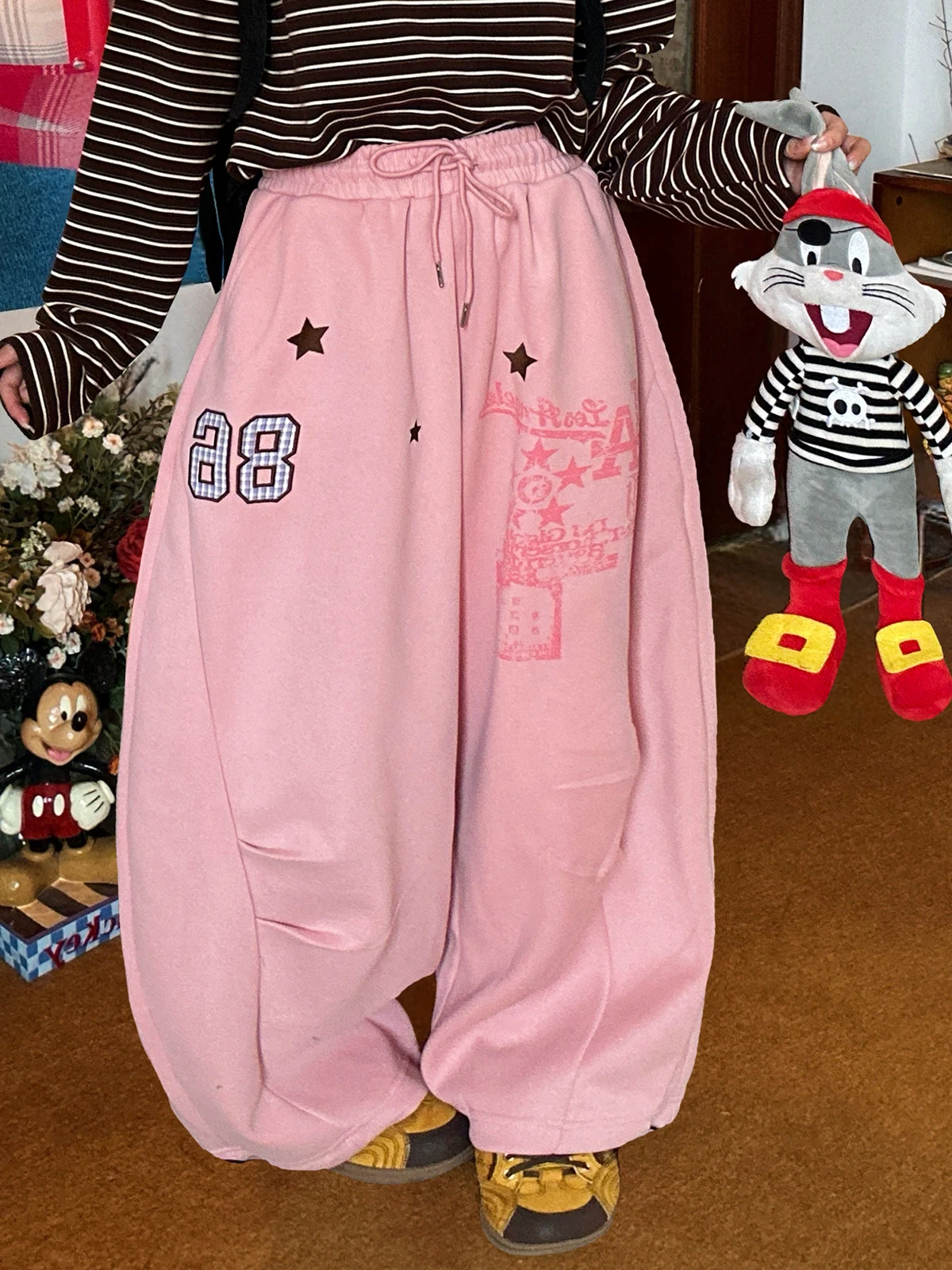 Американские спортивные брюки с буквенным принтом, женские, весенние, новые, свободные, с высокой талией, прямые, повседневные, универсальные, длинные брюки
Американские спортивные брюки с буквенным принтом, женские, весенние, новые, свободные, с высокой талией, прямые, повседневные, универсальные, длинные брюки