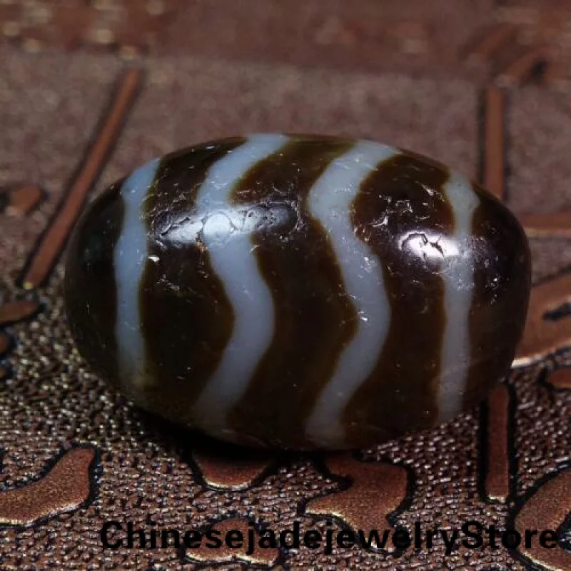 Ancient Tibetan DZI Beads Old Agate Water Stripe Totem Amulet Pendant GZI #2320
Ancient Tibetan DZI Beads Old Agate Water Stripe Totem Amulet Pendant GZI #2320