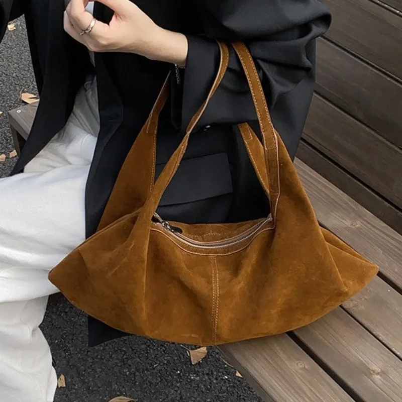 Женская замшевая большая сумка, осень-зима 2026, новый стиль, высококачественная и универсальная дорожная сумка через плечо, сумка через плечо
Женская замшевая большая сумка, осень-зима 2026, новый стиль, высококачественная и универсальная дорожная сумка через плечо, сумка через плечо