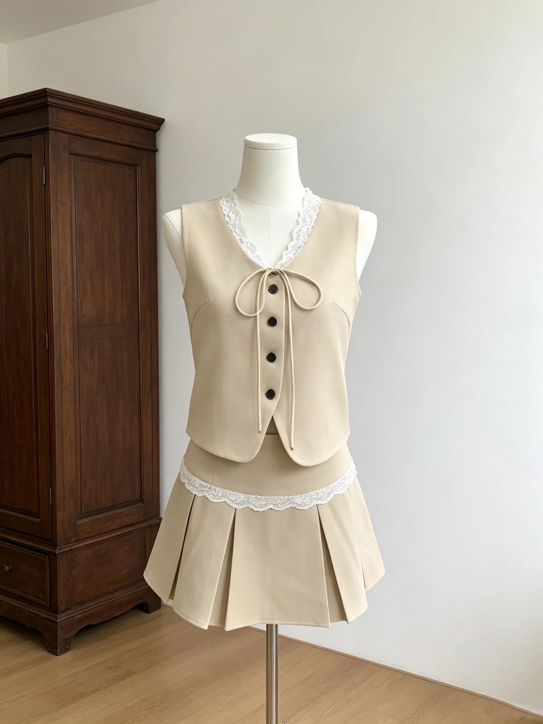 Korean Style Lace Patchwork Summer Sleeveless Vest Women's Short Skirt Unique Design Beautiful Set High Waist V-neck Button C...
Korean Style Lace Patchwork Summer Sleeveless Vest Women's Short Skirt Unique Design Beautiful Set High Waist V-neck Button C...