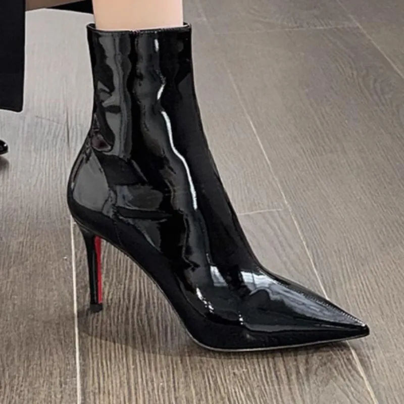Новинка 2025, черные женские пикантные ботинки из лакированной кожи с острым носком на шпильке, женские элегантные ботильоны с боковой молнией, большой размер 
Новинка 2025, черные женские пикантные ботинки из лакированной кожи с острым носком на шпильке, женские элегантные ботильоны с боковой молнией, большой размер