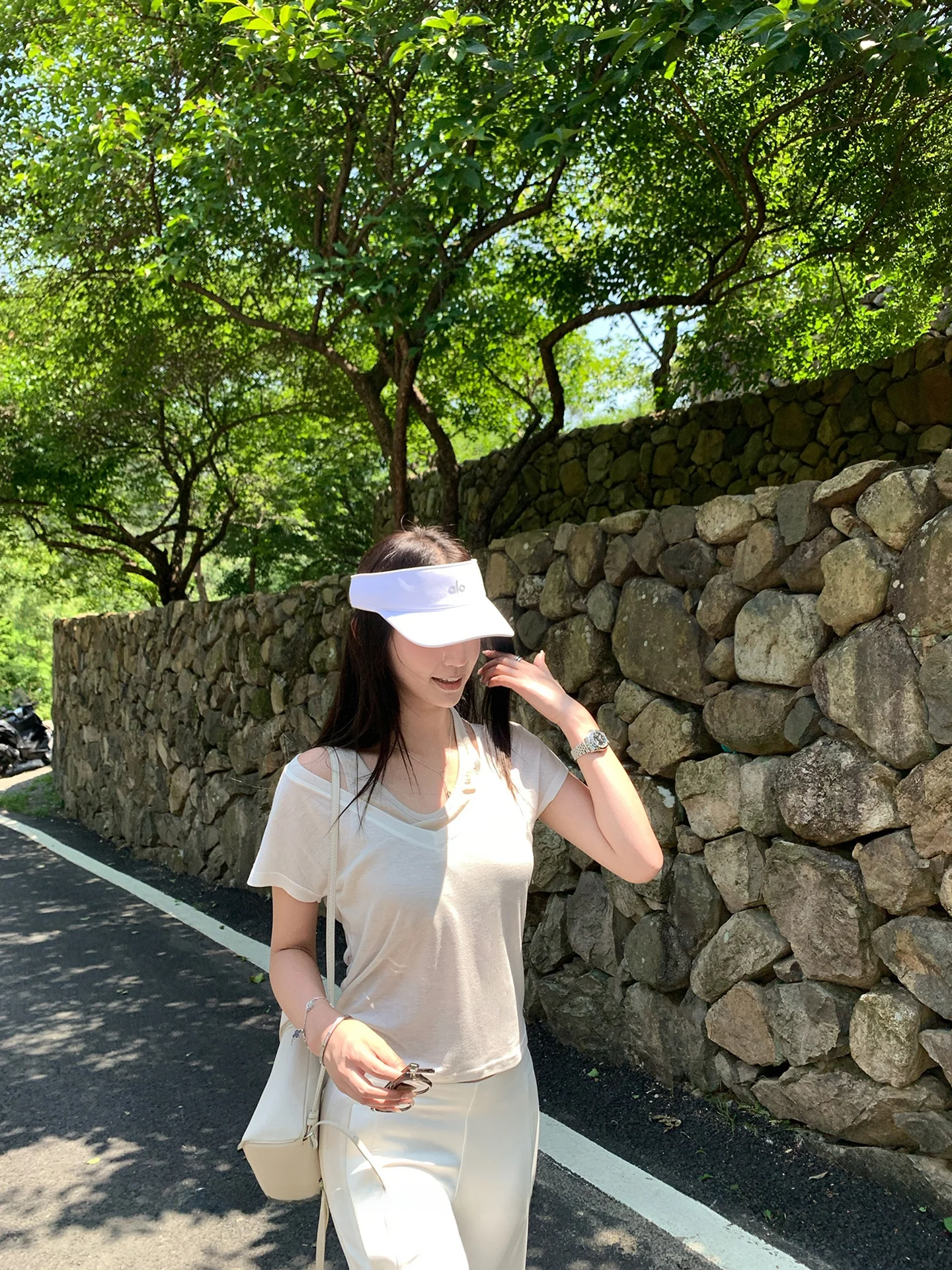 Мягкая женская летняя футболка с V-образным вырезом и коротким рукавом, универсальная, повседневная, приталенная, из льна, с простым дизайном и эффектом драпировки.
Мягкая женская летняя футболка с V-образным вырезом и коротким рукавом, универсальная, повседневная, приталенная, из льна, с простым дизайном и эффектом драпировки.