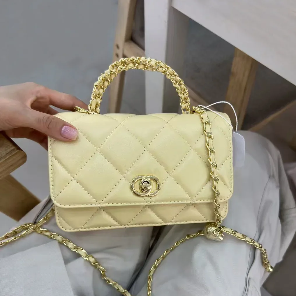 Fashionable Shopper Bag With Unique Trendy Style And Large Capacity For Business Women Commuter Essentials
Fashionable Shopper Bag With Unique Trendy Style And Large Capacity For Business Women Commuter Essentials