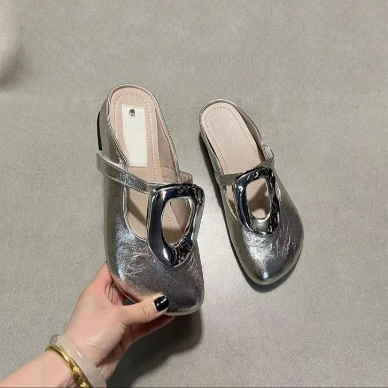 Женские туфли с вырезами и закрытым носком, с квадратным мысом, металлической пряжкой, на мягкой подошве, нескользящие, износостойкие, на низком каблуке
Женские туфли с вырезами и закрытым носком, с квадратным мысом, металлической пряжкой, на мягкой подошве, нескользящие, износостойкие, на низком каблуке