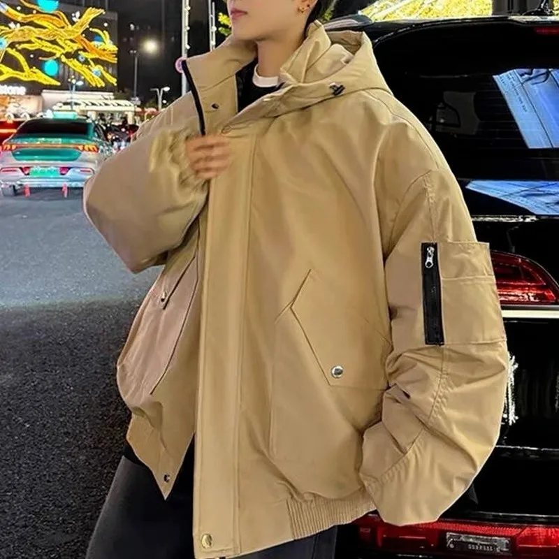 Утепленная куртка для мужчин: свободный крой, теплая, молодежная, модная, с капюшоном, длинный рукав, черная. Новинка! Зимняя рабочая одежда.
Утепленная куртка для мужчин: свободный крой, теплая, молодежная, модная, с капюшоном, длинный рукав, черная. Новинка! Зимняя рабочая одежда.