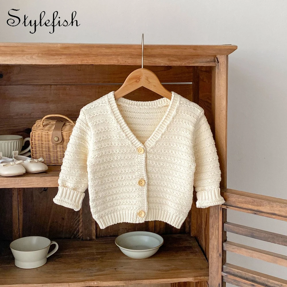 Autumn new style baby clothing for 0-3 years old, V-neck simple coat, corn strip thick needle cotton yarn knitted cardigan
Autumn new style baby clothing for 0-3 years old, V-neck simple coat, corn strip thick needle cotton yarn knitted cardigan