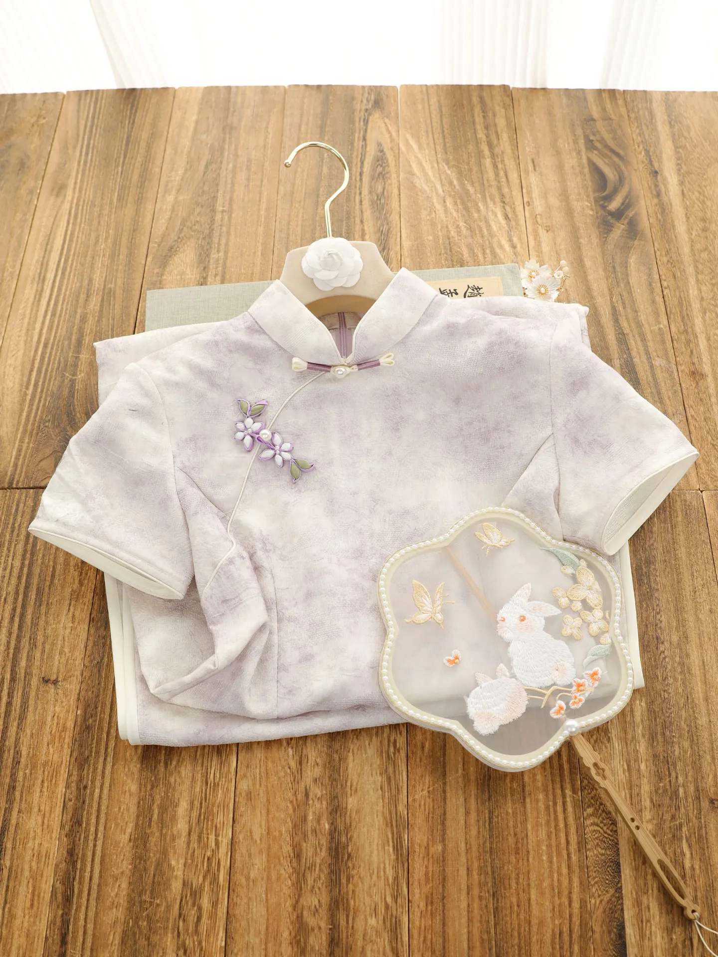 Elegant Purple Short Sleeve Qipao Women's Fashionable Young Daily Wear Spring 2026 New Chinese Style Reformed Long Dress
Elegant Purple Short Sleeve Qipao Women's Fashionable Young Daily Wear Spring 2026 New Chinese Style Reformed Long Dress