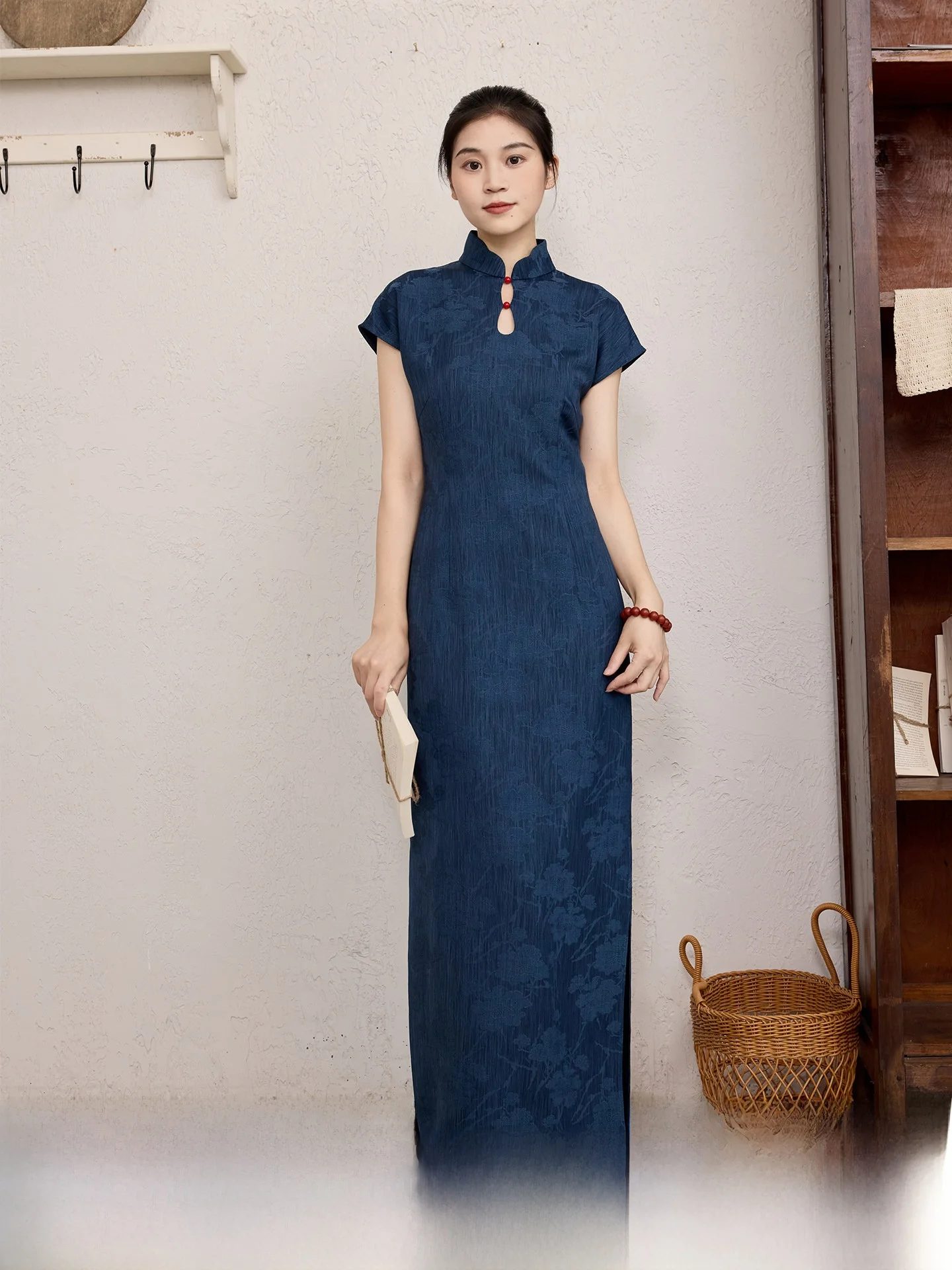 Elegant Long Qipao Dress for Women Daily Wear Polyester Fiber Short Sleeve Low Slit Traditional Chinese Style New Fashion
Elegant Long Qipao Dress for Women Daily Wear Polyester Fiber Short Sleeve Low Slit Traditional Chinese Style New Fashion