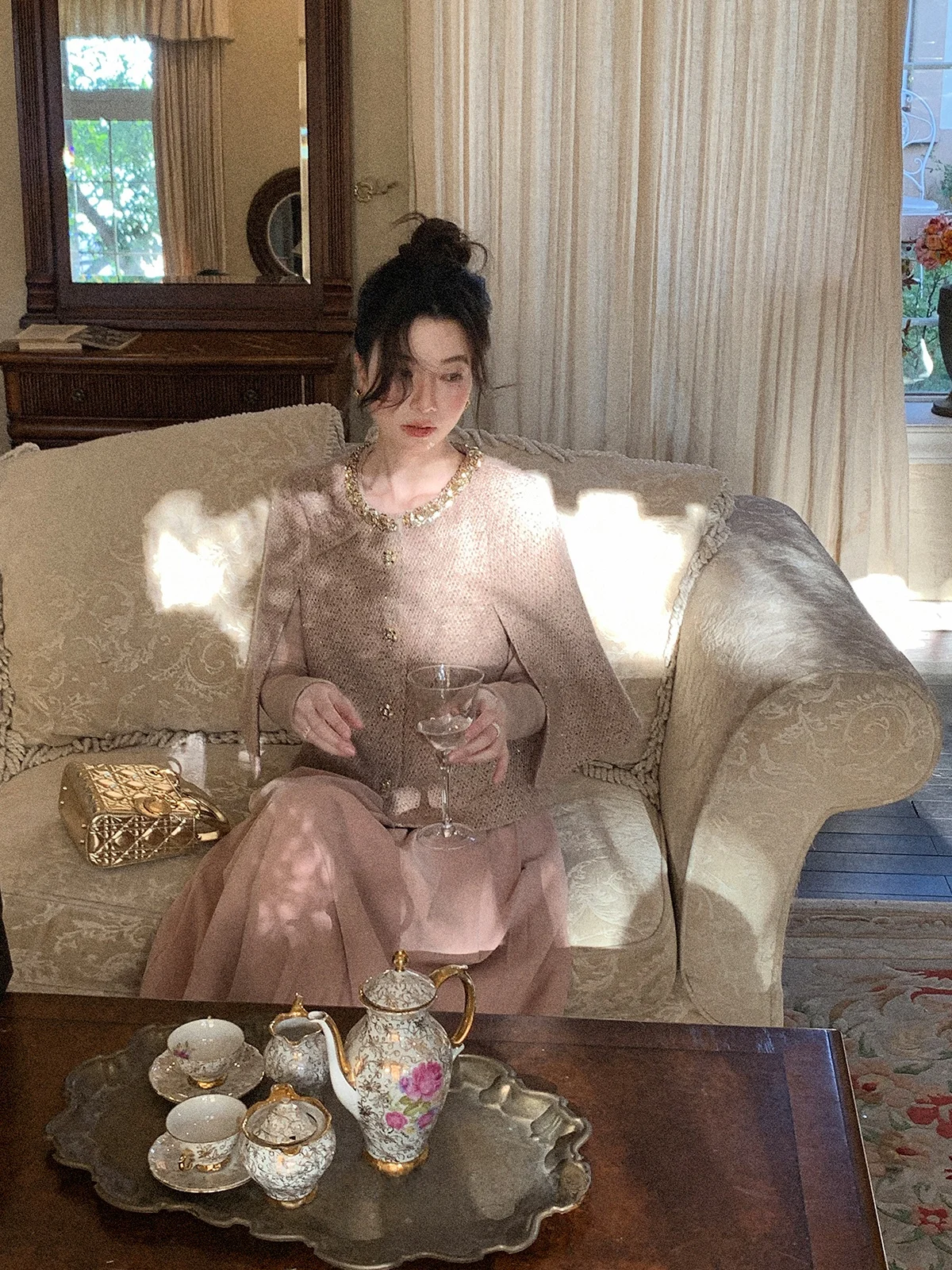 Розовый комплект: пальто и юбка. Женская зимняя мода. Стильный французский крой. Укороченный рукав «летучая мышь». Высокий воротник. На пуговицах. Теплый.
Розовый комплект: пальто и юбка. Женская зимняя мода. Стильный французский крой. Укороченный рукав «летучая мышь». Высокий воротник. На пуговицах. Теплый.