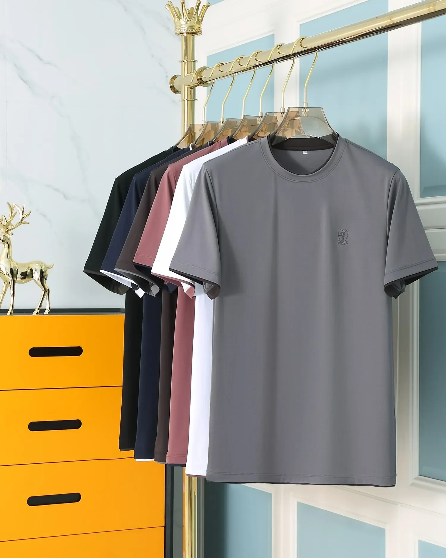 2024 DIKU Shirt silk men 2024 summer new short sleeve breathable thin embroidery quality big sizeM -2XL
2024 DIKU Shirt silk men 2024 summer new short sleeve breathable thin embroidery quality big sizeM -2XL