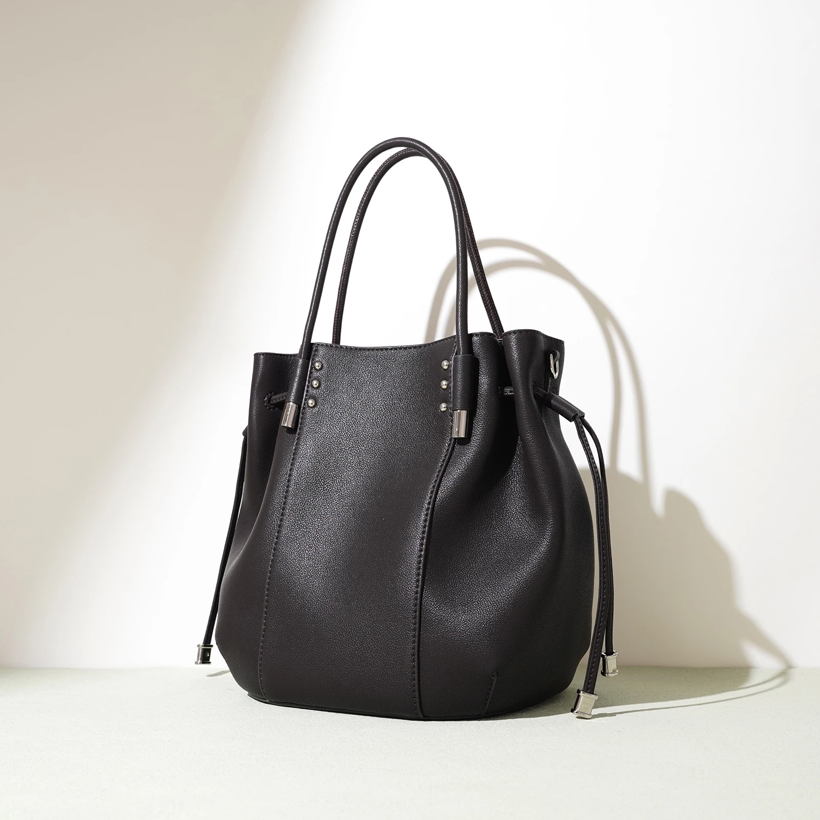 2025 Nw Niche Design Genuine Leather Handbag For Work Commuting Casual Women's Bag Simple Texture Bucket Bag Crossbody Bag
2025 Nw Niche Design Genuine Leather Handbag For Work Commuting Casual Women's Bag Simple Texture Bucket Bag Crossbody Bag