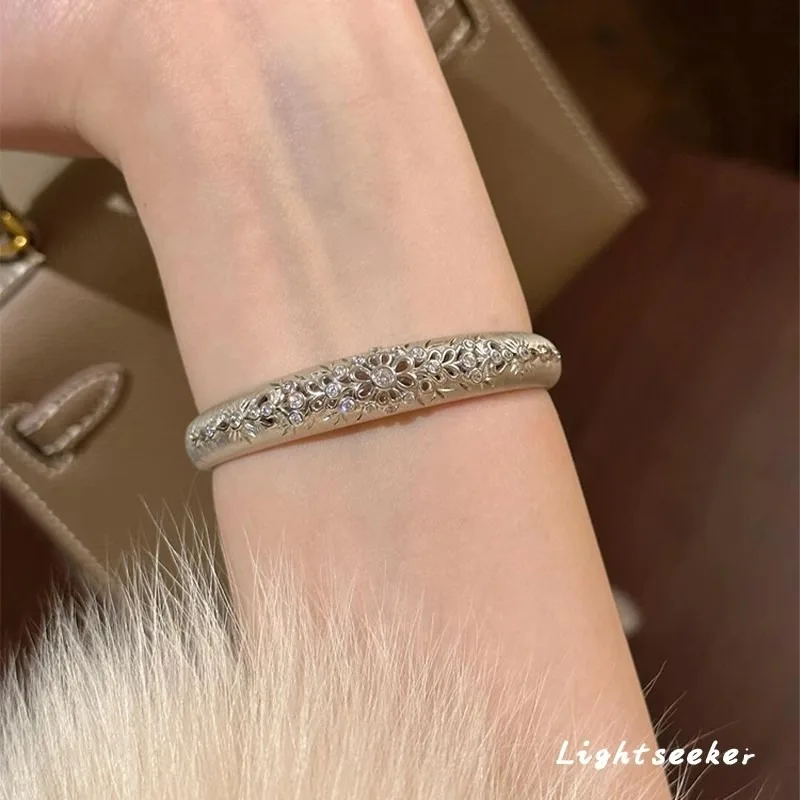 Средневековый итальянский браслет с резным золотым покрытием, полым цветочным узором, женский, во французском стиле, тяжелая индустриальная работа, кружево, ювелирные изделия с бриллиантами
Средневековый итальянский браслет с резным золотым покрытием, полым цветочным узором, женский, во французском стиле, тяжелая индустриальная работа, кружево, ювелирные изделия с бриллиантами