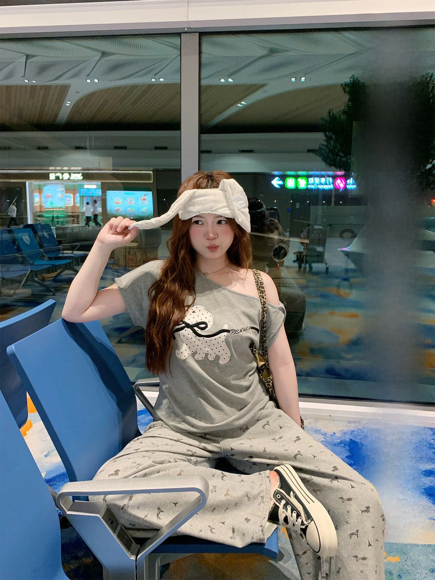 Shoulder Baring Embroidered Doggy Print T-Shirt And Pants Set Casual Breathable Spring Summer Outfit for Women Comfortable Fit
Shoulder Baring Embroidered Doggy Print T-Shirt And Pants Set Casual Breathable Spring Summer Outfit for Women Comfortable Fit