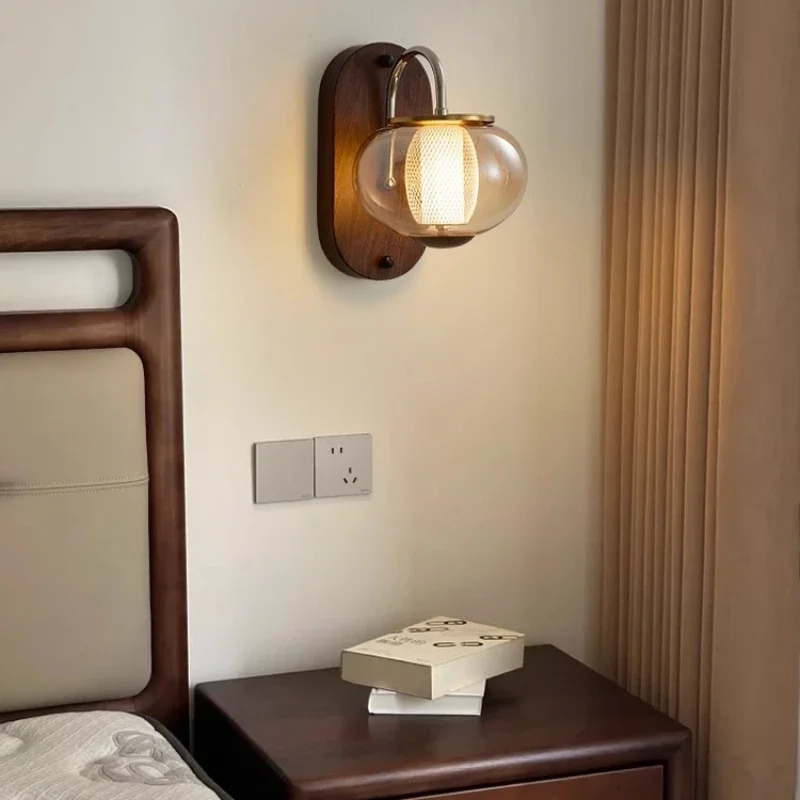 Medieval wall lamp, French retro, bedroom bedside lamp, living room background wall, staircase aisle wall lamp
Medieval wall lamp, French retro, bedroom bedside lamp, living room background wall, staircase aisle wall lamp