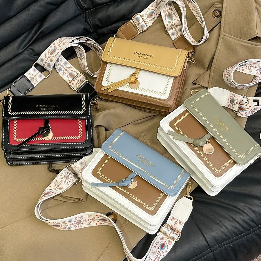 Ретро-сумка кросс-боди с контрастными цветами, женская, с вышивкой, на широком ремне, маленькая квадратная сумка-мессенджер, с кисточками
Ретро-сумка кросс-боди с контрастными цветами, женская, с вышивкой, на широком ремне, маленькая квадратная сумка-мессенджер, с кисточками