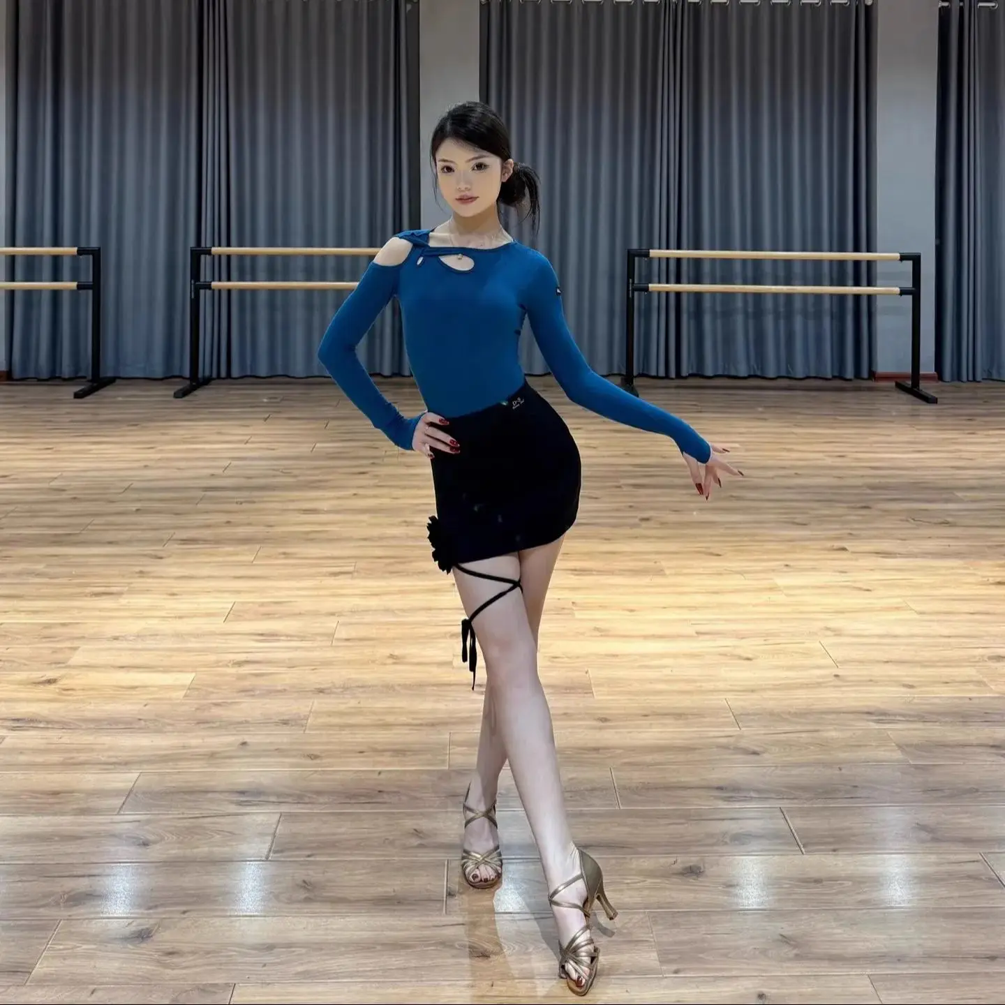 Adult Modern Dance Costume Sexy Hollow Long Sleeve Top Waltz National Standard Dance Practice Clothing Training Clothes DN22040
Adult Modern Dance Costume Sexy Hollow Long Sleeve Top Waltz National Standard Dance Practice Clothing Training Clothes DN22040