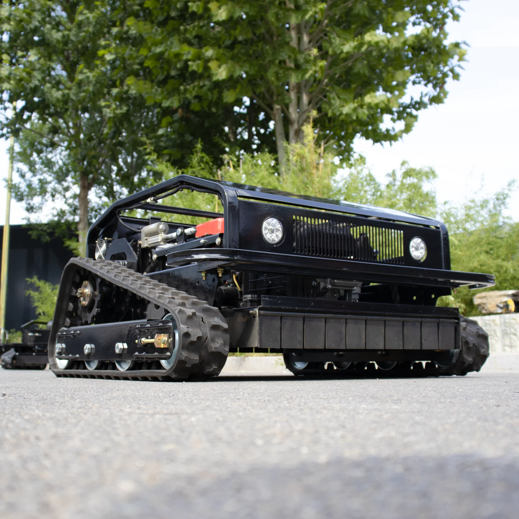 Газонокосилка с дистанционным управлением оснащена бесщеточным двигателем мощностью 23 лошадиных сил и предназначена для стрижки газонов в садах.
Газонокосилка с дистанционным управлением оснащена бесщеточным двигателем мощностью 23 лошадиных сил и предназначена для стрижки газонов в садах.