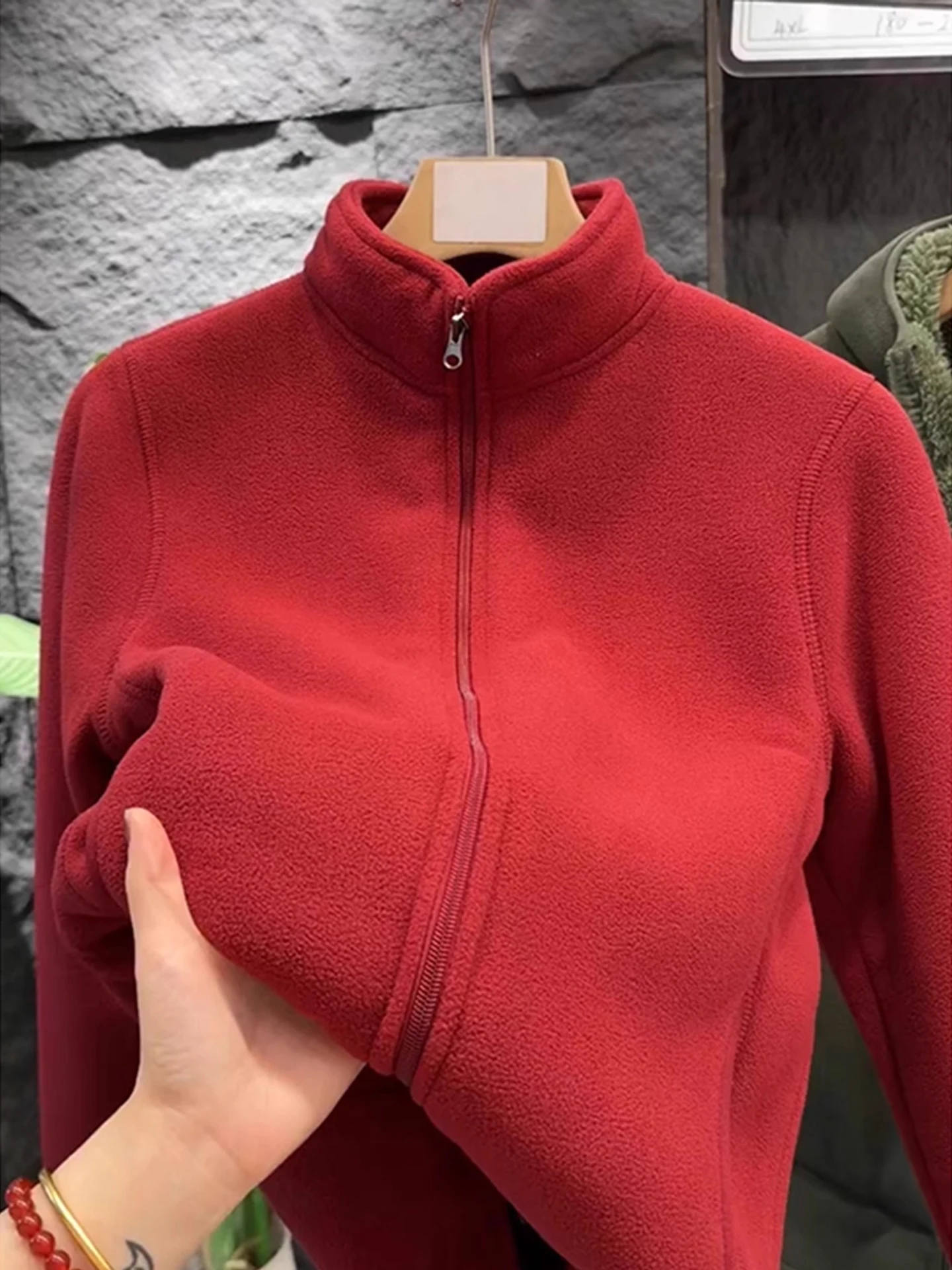 Утепленная куртка из овечьего вельвета для мужчин и женщин, теплая, винно-красная, осенне-зимнее пальто, парная, с внутренней хлопковой подкладкой
Утепленная куртка из овечьего вельвета для мужчин и женщин, теплая, винно-красная, осенне-зимнее пальто, парная, с внутренней хлопковой подкладкой