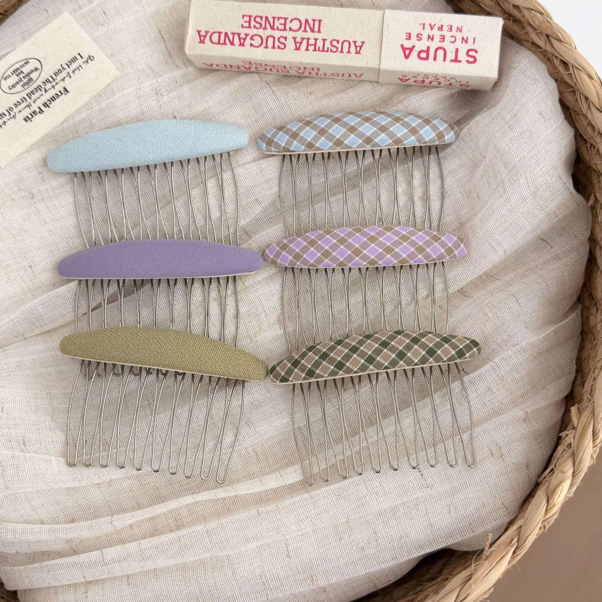 Oval Plaid Fabric Hair Comb for Bun Lightweight Portable Non Slip Sturdy Elegant Early Spring Daily Premium Quality
Oval Plaid Fabric Hair Comb for Bun Lightweight Portable Non Slip Sturdy Elegant Early Spring Daily Premium Quality