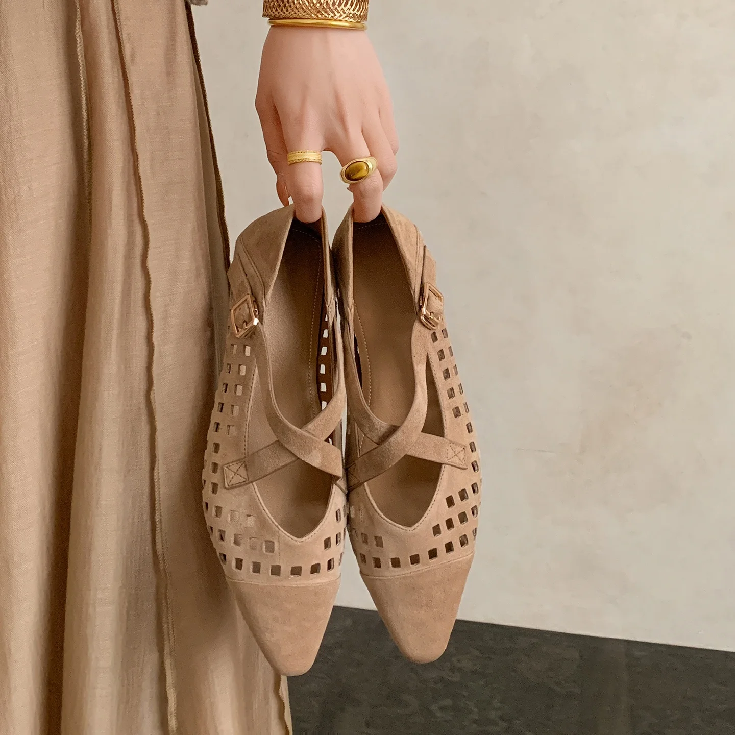 Fashion Women Summer Hollow Out Sandals Comfortable 2CM Low Heels Genuine Leather Sheepskin Suede Pumps Office Party Dress Shoes
Fashion Women Summer Hollow Out Sandals Comfortable 2CM Low Heels Genuine Leather Sheepskin Suede Pumps Office Party Dress Shoes