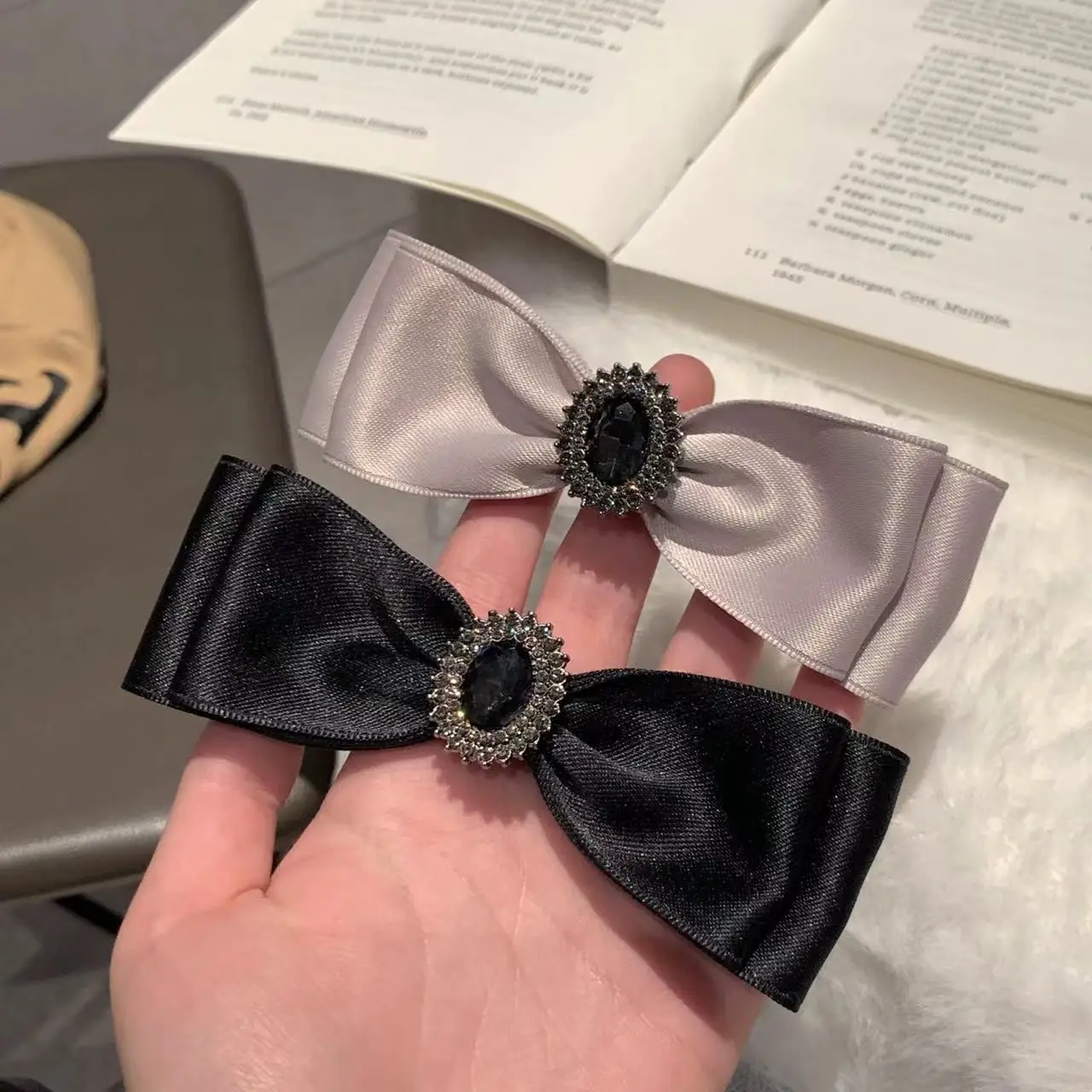 Korean Version of Luxury Rhinestone Bow Hairpin Girl High Sense Semi-tie Ponytail Hairpin Back Head Headdress Spring Clip
Korean Version of Luxury Rhinestone Bow Hairpin Girl High Sense Semi-tie Ponytail Hairpin Back Head Headdress Spring Clip