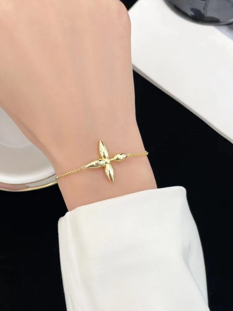 2024 New Four Le Clover Cross Bracelet Women Luxury Small ence Design 8K Rose Gold Bracelet Girlfriend Faion Jewelry 
2024 New Four Le Clover Cross Bracelet Women Luxury Small ence Design 8K Rose Gold Bracelet Girlfriend Faion Jewelry