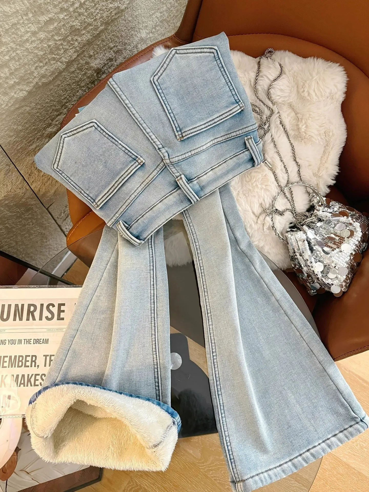 High Waist Fleece Lined Bell Bottom Denim Jeans Women's Winter New Style Integrated Velvet Warm Korean Version Hoof Pants
High Waist Fleece Lined Bell Bottom Denim Jeans Women's Winter New Style Integrated Velvet Warm Korean Version Hoof Pants