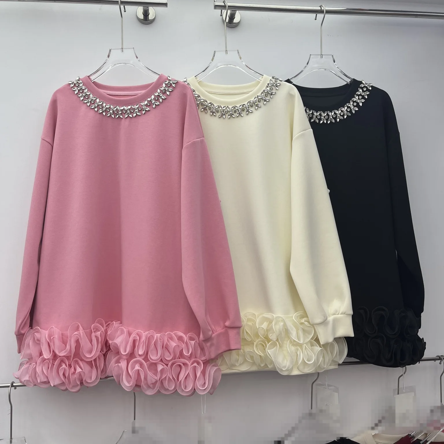 Женская толстовка свободного кроя с круглым вырезом, с дизайнерскими стразами и рукавами с оборками в виде листьев лотоса, модный новый стиль для весны и осени
Женская толстовка свободного кроя с круглым вырезом, с дизайнерскими стразами и рукавами с оборками в виде листьев лотоса, модный новый стиль для весны и осени