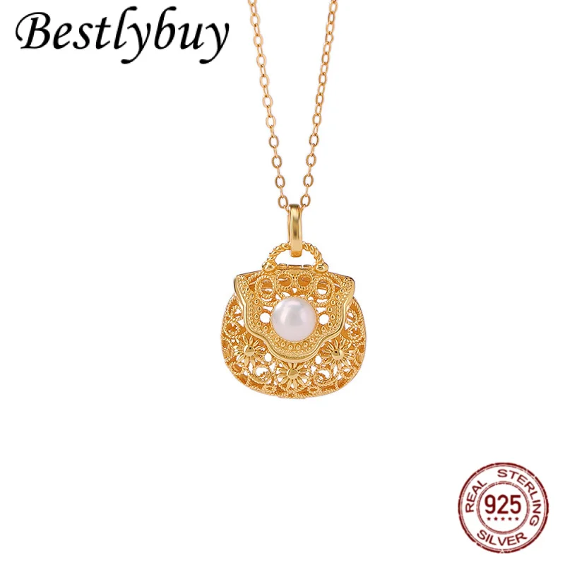 S925 Pure Silver Gold-plated Pearl Hollow Daisy Bag Necklace Pendant For Women's Fashion Light Luxury High-end Feeling Jewelry
S925 Pure Silver Gold-plated Pearl Hollow Daisy Bag Necklace Pendant For Women's Fashion Light Luxury High-end Feeling Jewelry