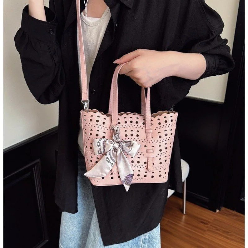 Women's Shoulder Bag Made Of Wave-Printed Leather Boasting Paris Style And High-End Vintage Refined Look
Women's Shoulder Bag Made Of Wave-Printed Leather Boasting Paris Style And High-End Vintage Refined Look