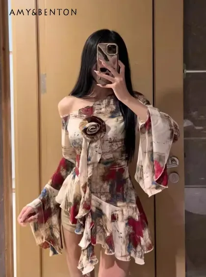 2025 Summer New Wasteland Style Oil Painting Print Asymmetrical Collar Irregular Long Sleeve Top Lace White Skirt Two-Piece Set
2025 Summer New Wasteland Style Oil Painting Print Asymmetrical Collar Irregular Long Sleeve Top Lace White Skirt Two-Piece Set