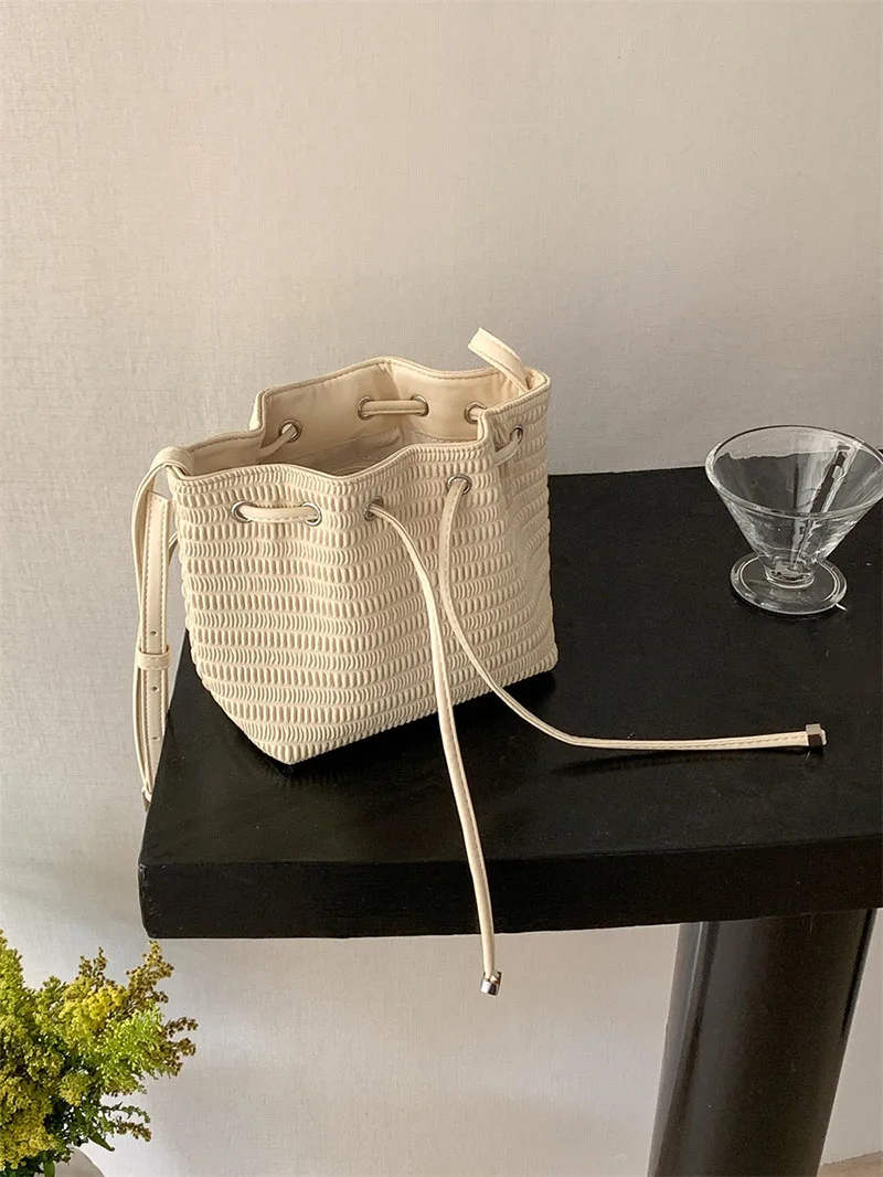 Плиссированная сумка через плечо с бантом на шнурке, маленькая сумка через плечо из мягкой искусственной кожи, новые модные сумки-ведра для женщин
Плиссированная сумка через плечо с бантом на шнурке, маленькая сумка через плечо из мягкой искусственной кожи, новые модные сумки-ведра для женщин