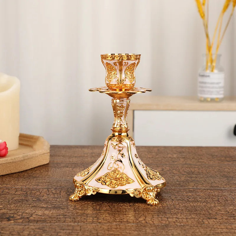 European Style Single Head Short Candlestick Light Luxury Exquisite Rose Pattern Portable Hand Small Candlestick
European Style Single Head Short Candlestick Light Luxury Exquisite Rose Pattern Portable Hand Small Candlestick