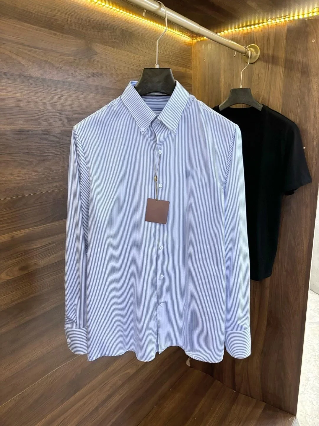 Autumn Winter Luxury Men's irt Pure Color Button up Casual Long Sve Striped Men's Faion Classic Sle Cotton 00%
Autumn Winter Luxury Men's irt Pure Color Button up Casual Long Sve Striped Men's Faion Classic Sle Cotton 00%