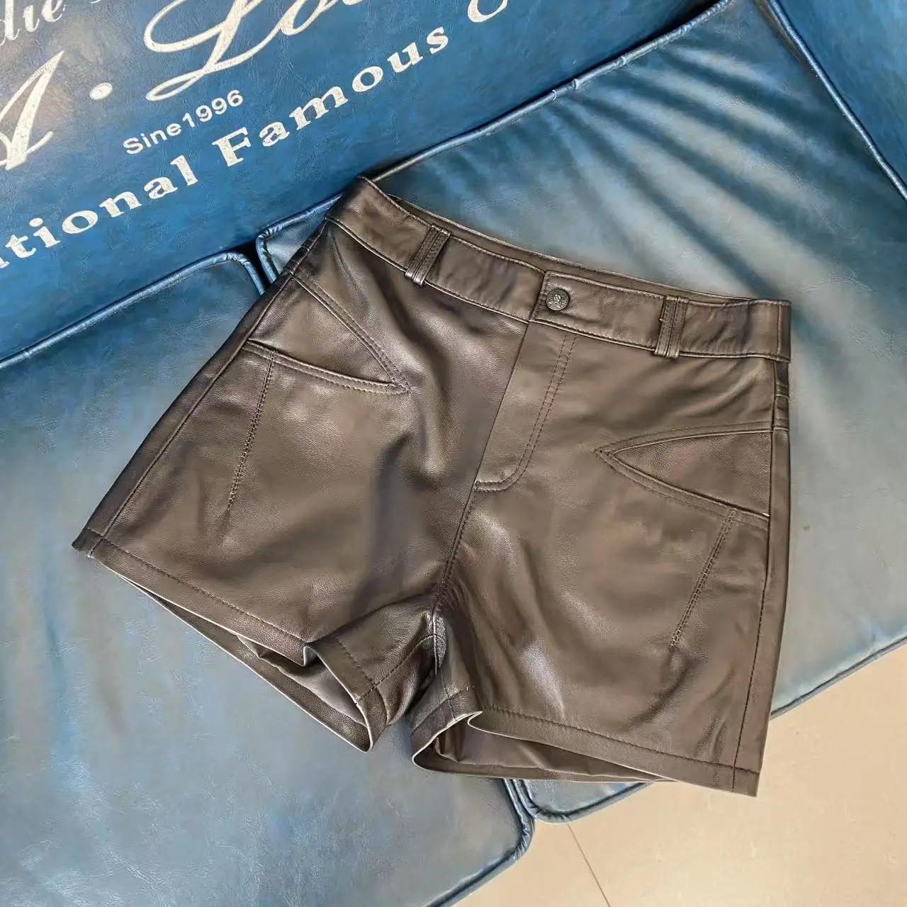 Осень 2023, новые женские модные ботинки Sle, повседневные кожаные брюки с высокой талией и широкими штанинами, кожаные брюки из овчины
Осень 2023, новые женские модные ботинки Sle, повседневные кожаные брюки с высокой талией и широкими штанинами, кожаные брюки из овчины