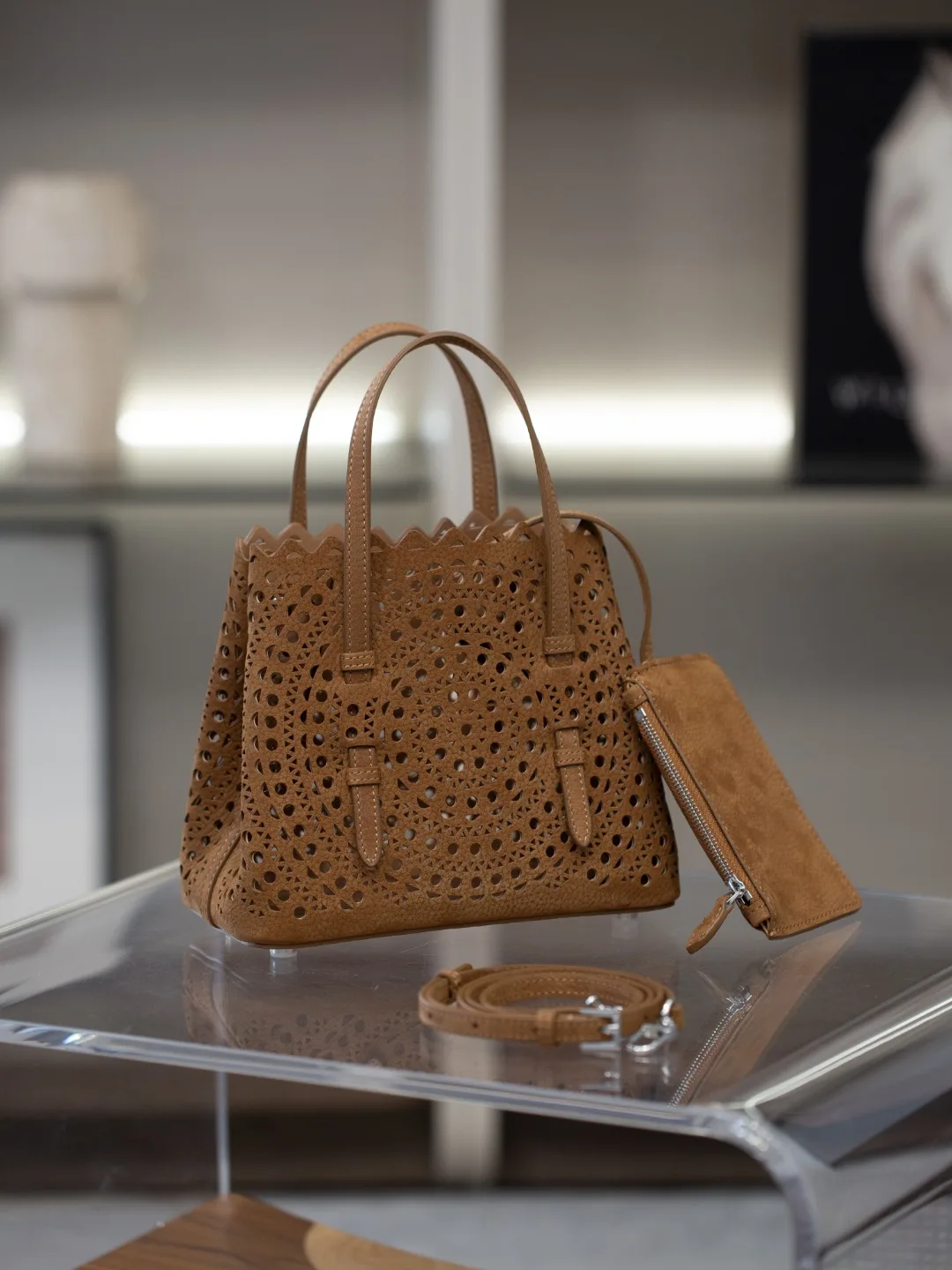 New Advanced Leather Tote Shopping Bag Wave Hollow out Basket Retro Suede Single Shoulder Slant Cross Mother Baby Bag
New Advanced Leather Tote Shopping Bag Wave Hollow out Basket Retro Suede Single Shoulder Slant Cross Mother Baby Bag