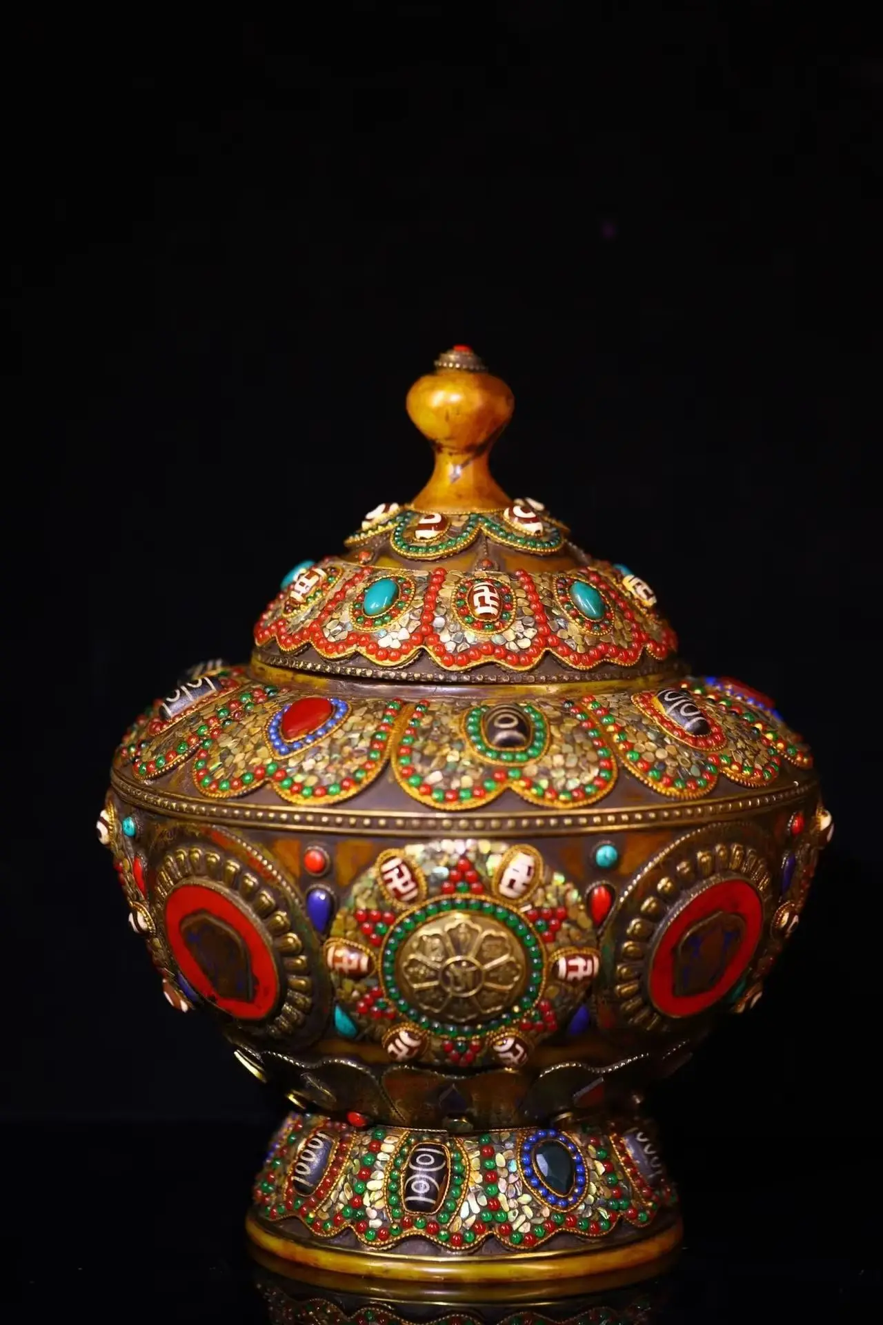 12"Tibetan Temple Collection Old Beeswax Mosaic Gem gZi Beads Shell Lotus pattern Buddha Jar Amulet Relic jar Worship Hall
12"Tibetan Temple Collection Old Beeswax Mosaic Gem gZi Beads Shell Lotus pattern Buddha Jar Amulet Relic jar Worship Hall
