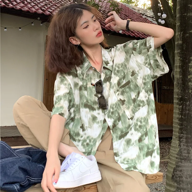 Уличный хип-хоп женские топы и блузки Лето 2025 года Рубашка с половинным рукавом Женская тай-дай печатная рубашка с коротким рукавом Тренд для женщин 
Уличный хип-хоп женские топы и блузки Лето 2025 года Рубашка с половинным рукавом Женская тай-дай печатная рубашка с коротким рукавом Тренд для женщин