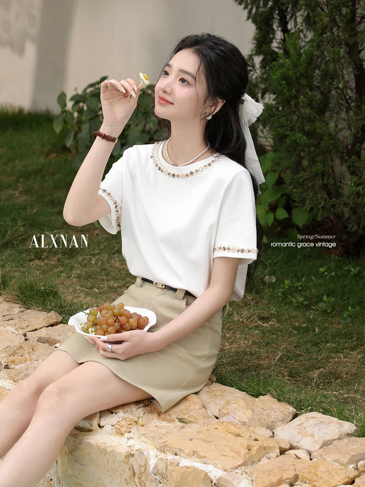 ALXNAN Women's T-shirt 2025 Summer Off-white Short Sleeve Cotton Tees Casual Office Loose Elegant Korean Popular Clothes L55001
ALXNAN Women's T-shirt 2025 Summer Off-white Short Sleeve Cotton Tees Casual Office Loose Elegant Korean Popular Clothes L55001