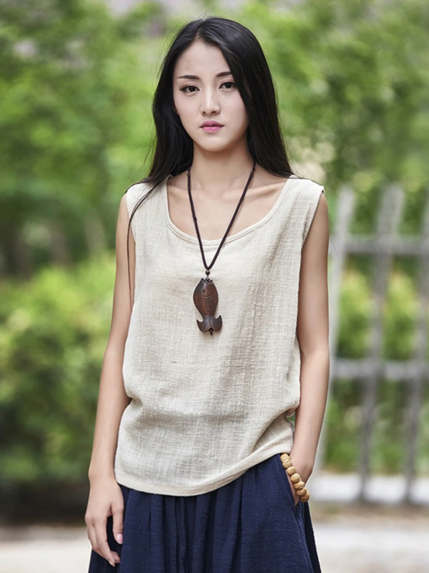 New Chinese Style Women's Sleeveless Vest 2026 Spring Summer Bamboo Cotton Pure Color Inner Wear Casual Loose Fit round Neck
New Chinese Style Women's Sleeveless Vest 2026 Spring Summer Bamboo Cotton Pure Color Inner Wear Casual Loose Fit round Neck