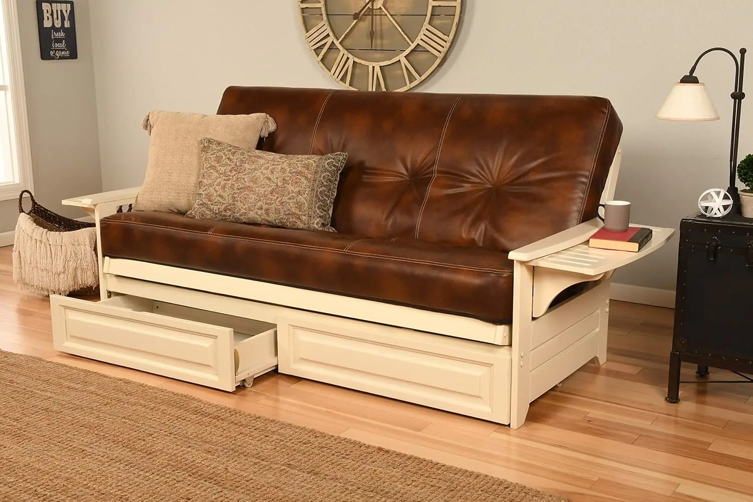 Kodiak Furniture Phoenix Антикварный белый футон для хранения с коричневым матрасом-седло
Kodiak Furniture Phoenix Антикварный белый футон для хранения с коричневым матрасом-седло