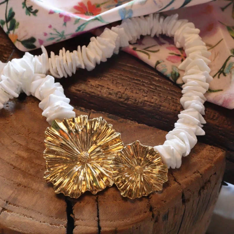 Niche Light Luxury Design Irregular Natural Shell Strand Daisy Charms Necklace Gold-plated Clavicle Chain Holiday Beach Style
Niche Light Luxury Design Irregular Natural Shell Strand Daisy Charms Necklace Gold-plated Clavicle Chain Holiday Beach Style