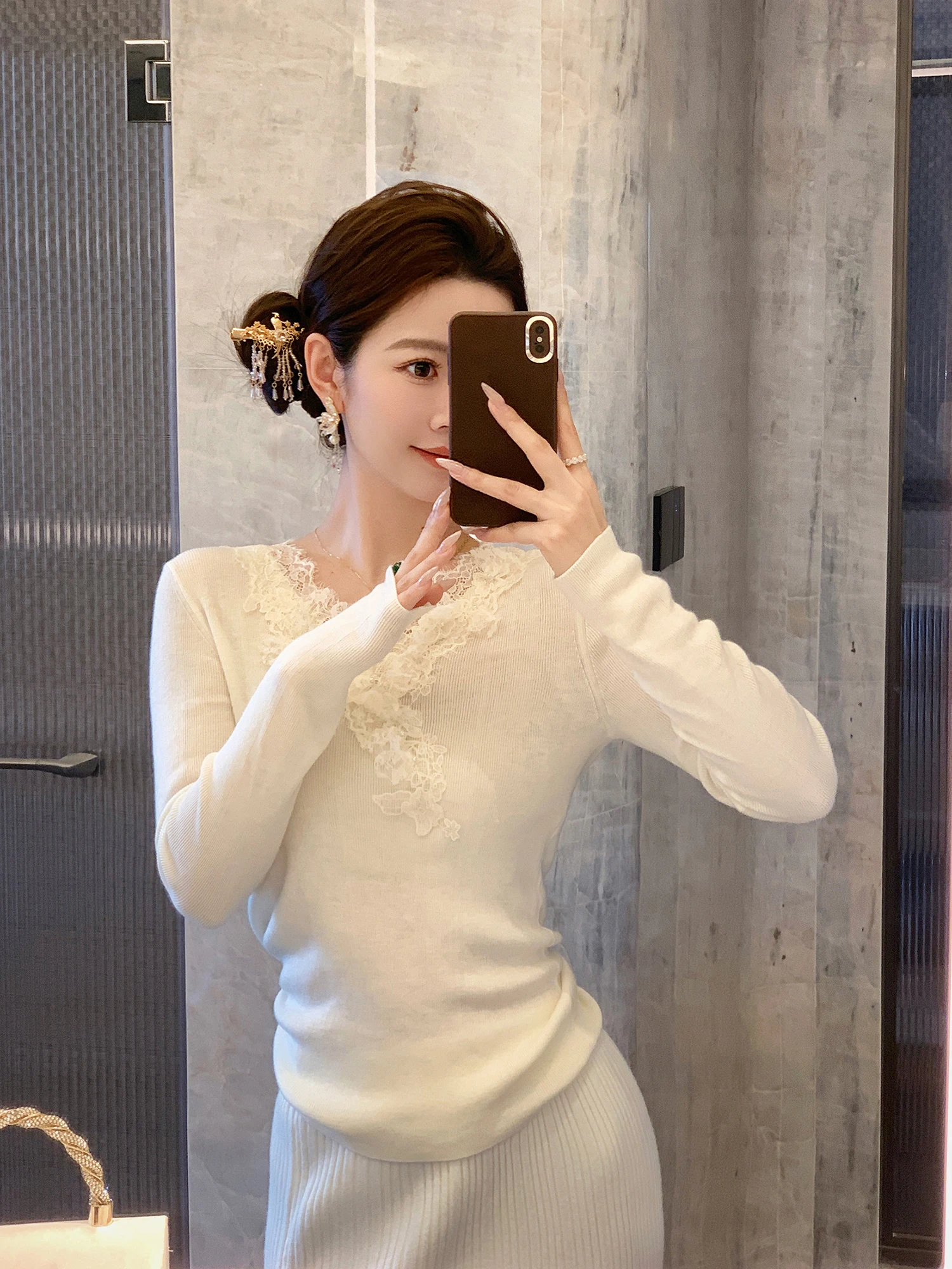 Белая вязаная женская футболка с кружевными вставками, приталенная, с V-образным вырезом, из мягкого полиэстера, с длинным рукавом, весна 2026
Белая вязаная женская футболка с кружевными вставками, приталенная, с V-образным вырезом, из мягкого полиэстера, с длинным рукавом, весна 2026