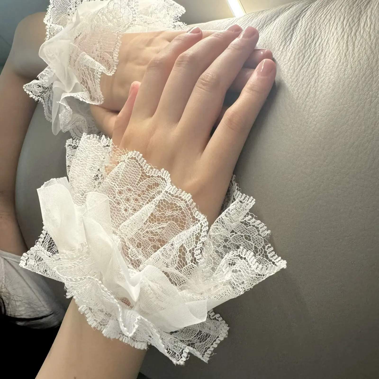 Short lace gloves with lace wrist cuffs, fashion accessories for Lolita, wedding, and formal dresses
Short lace gloves with lace wrist cuffs, fashion accessories for Lolita, wedding, and formal dresses